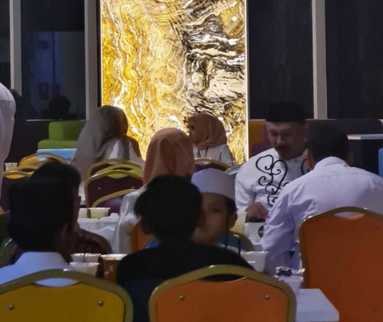 OPTIMISTIS: Salah satu pusat perbelanjaan di Gresik masih ramai saat kegiatan buka bersama. (Ist/Radar Gresik)