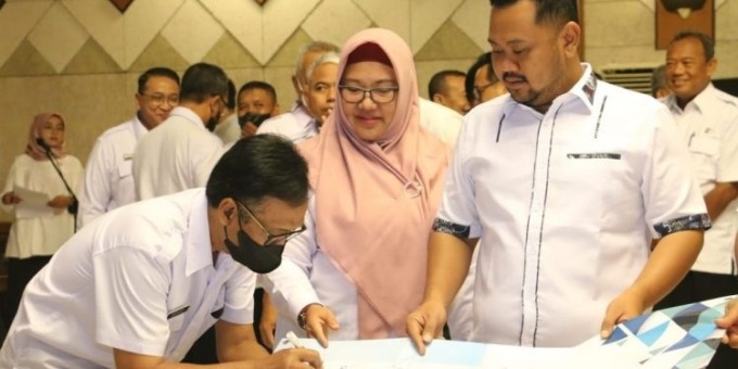 KOMITMEN: Bupati dan Wabup Gresik menyaksikan penandanganan atas komitmen para ASN supaya mau menjadi orang tua asuh bagi anak-anak yang terdeteksi stunting. (Ist/Radar Gresik)