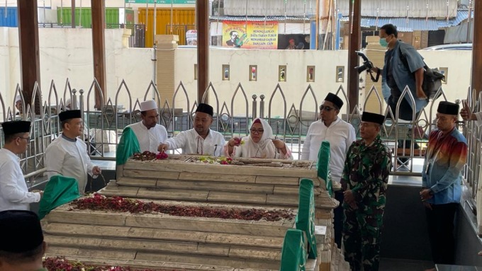 DOA KESELAMATAN:  Bupati dan Wakil Bupati Gresik mengunjungi makam Maulana Malik Ibrahim, kemarin. (Dok/Radar Gresik)