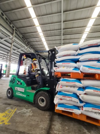 STOK MELIMPAH: PT Petrokimia Gresik menyiapkan stok pupuk bersubsidi hingga 215 persen dari ketentuan guna mengantisipasi tingginya kebutuhan pupuk saat Ramadan. (Ist/Radar Gresik)