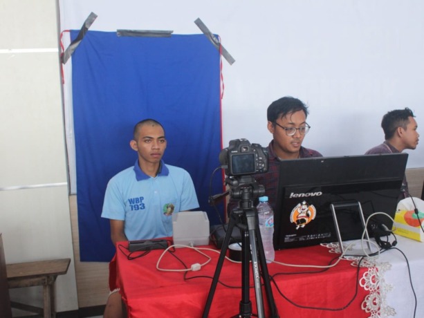 PEREKAMAN: Puluhan WBP Rutan kelas IIB Gresik saat melakukan perekaman dan cetak E- KTP oleh pegawai Dispendukcapil, Kabupaten Gresik. (Ist/Radar Gresik)