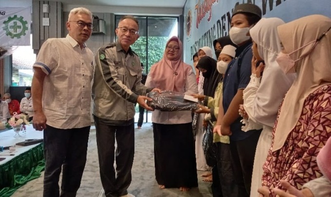 Peduli : Presdir PT Smelting Hideya Sato bersama Wakil Bupati Gresik, Aminatun Habibah dan Direktur Komersial Irjuniawan P Radjamin menyerahkan santunan kepada anak yatim yang tinggal di sekitar perusahaan. (ist/Radar Gresik)