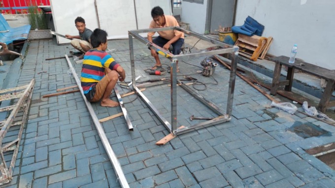 PELATIHAN: WBP Rutan kelas IIB Gresik mengasah keterampilan  bidang pengelasan untuk membuat kerajinan yang menggunakan bahan besi. (Ist/Radar Gresik)