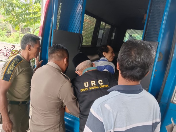 MELAYANI: Tim URC Dinsos Gresik saat menangani laporan terkait ODGJ yang meresahkan masyarakat beberapa waktu lalu. (iSTIMEWA/RADAR GRESIK)