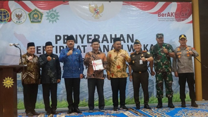 BERSERTIFIKAT : Penyerahan aset 22 sertifikat tanah wakaf milik Pengurus Cabang Nahdlatul Ulama dan PD Muhammadiyah Kabupaten Gresik oleh Menteri ATR/BPN Hadi Tjahjanto . (Dok/Radar Gresik)