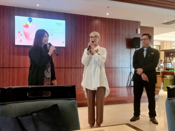 Direktur Sales Marketing PT. Dharma Graha Utama Ika Putri Widyaningtyas menjelaskan perubahan nama Hotel Aston Inn menjadi Aston Gresik Hotel & Conference Center. (Dok/Radar Gresik)