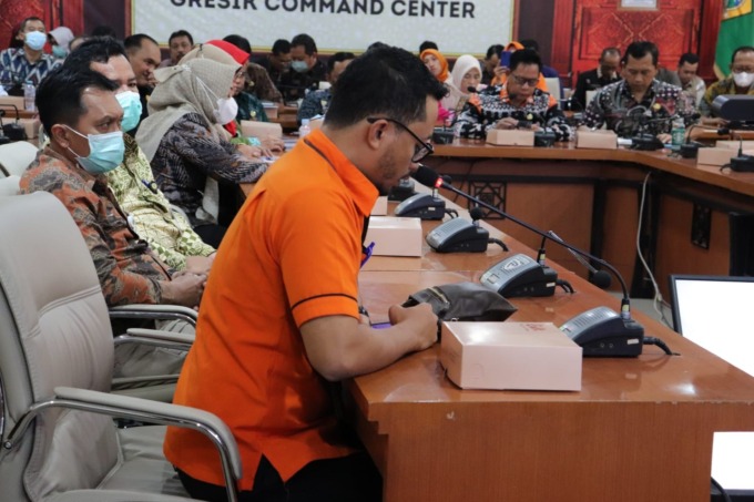 Pemerintah Kabupaten Gresik bersama PT. Pos Indonesia (Persero) Kantor Cabang Gresik menandatangani nota Perjanjian Kerja Sama (PKS) pemanfaatan layanan pos. (Dok/Radar Gresik)