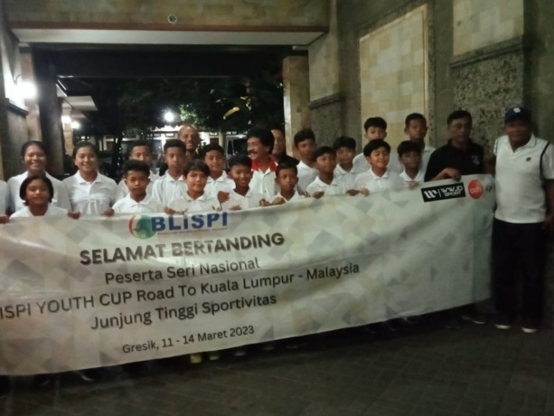 DIBERANGKATKAN : 19 Pemain Talent Scouting Blispi di Gresik Berangkat ke Kualalumpur Malaysia. (Ist/Radar Gresik)