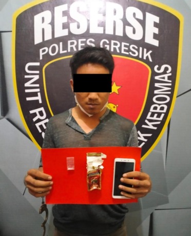 DIAMANKAN : Tersangka MS saat diamankan di Mapolsek Kebomas. (ist/Radar Gresik)