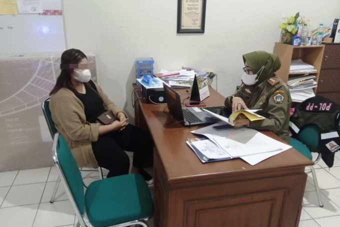PEMERIKSAAN: Pengelola kos saat diperiksa di Kantor Satpol PP Gresik. (Ist/Radar Gresik)