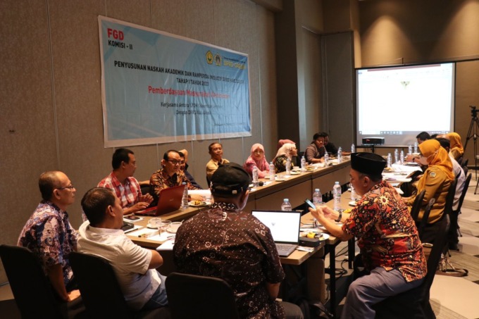DIMATANGKAN: Komisi II saat membahasa Ranperda Pemberdayaan Masyarakat Kelurahan bersama tim ahli beberapa waktu lalu. (Dok/Radar Gresik)