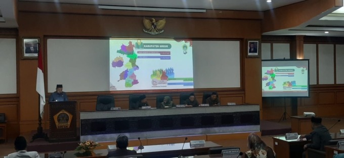 PAPARAN: Bupati Gresik Fandi Akhmad Yani saat menyampaikan laporan LKPj tahun anggaran 2022. (Rofiq/Radar Gresik)