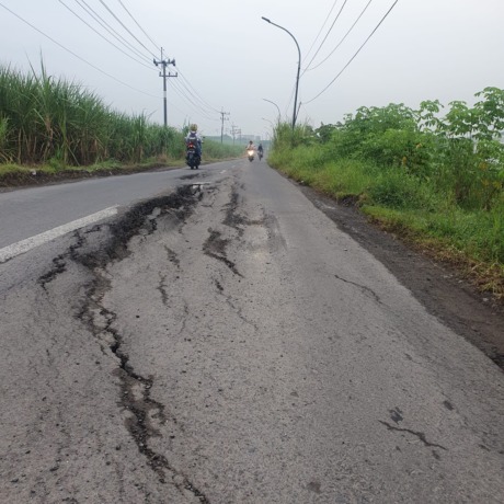 AMBLES: Akibat curah hujan tinggi salah satu ruas jalan mengalami kerusakan. (Dok/Radar Gresik)