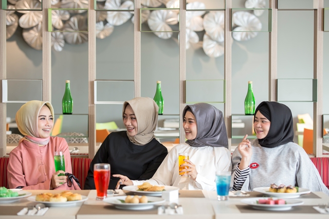 BERIKAN PELAYAANAN TERBAIK : HIG dalam momen libur #lebarandiHIGhotels Aja!  memberikan beragam penawaran menarik, mulai dari paket menginap libur lebaran, halal bihalal maupun hantaran hari raya yang dibuat khusus untuk dikirimkan ke kolega dan keluarga.