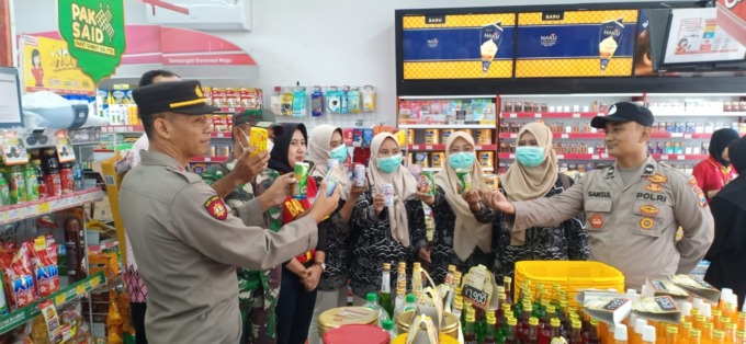 PENGECEKAN: Anggota Forkopimcam Kecamatan Benjeng saat melakukan pengecekan main di salah satu minimarket di Kecamatan Benjeng, kemarin (14/4). (Ist/Radar Gresik)