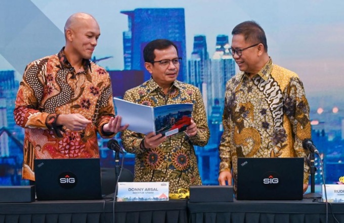 RAPAT : Komisaris Utama SIG, Rudiantara (kanan), Direktur Utama SIG, Donny Arsal (tengah) dan Direktur Keuangan dan Manajemen Portofolio SIG, Andriano Hosny Panangian (kiri) saat Rapat Umum Pemegang Saham Tahunan 2023, di Jakarta. (Ist/Radar Gresik)