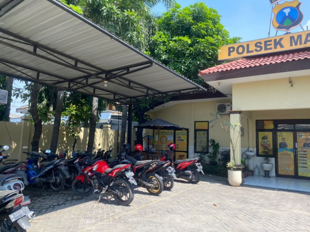 SUDAH SIAP: Tempat penitipan motor bagi pemudik di Mapolsek Manyar sudah disiapkan di halaman Mapolsek bagi kendaraan bermotor.  17 Polsek Sediakan. (Ist/Radar Gresik)