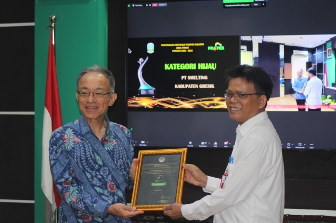 JAGA LINGKUNGAN: Presdir PT Smelting Hideya Sato menerima penghargaan dari KLHK yang diserahkan Kepala DLH Provinsi Jatim. (Dok/Radar Gresik)