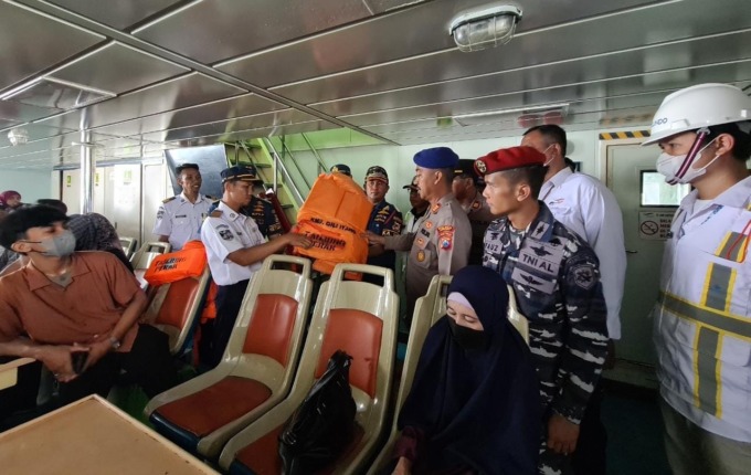 Inspeksi : Kepala KSOP Gresik, Hotman Siagian memimpin jajaran aparat gabungan melakukan inspeksi perlengkapan keselamatan penumpang di KMP Gili Iyang. (Dok/Radar Gresik)