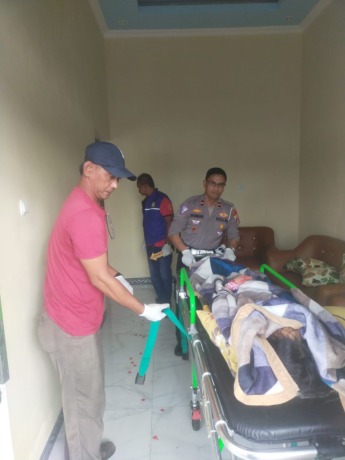 OLAH TKP: Petugas kepolisian sedang mengevakuasi dan melakukan olah TKP rumah korban pembunuhan anak oleh ayahnya di Menganti. (Yudhi/Radar Gresik)