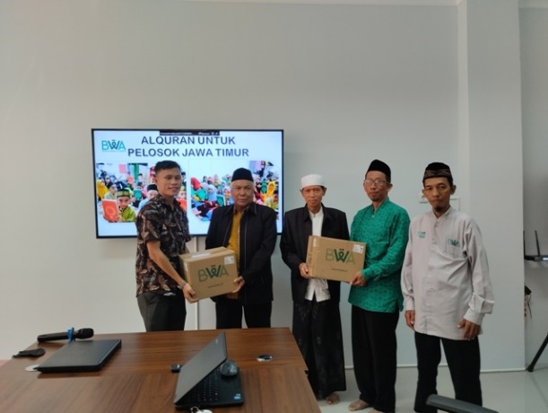 PEDULI: Penyerahan wakaf Alquran secara simbolis di Gedung Majelis Ulama Indonesia (MUI) Gresik, Sabtu, (8/4) pagi yang juga digelar secara virtual.  (Ist/Radar Gresik)