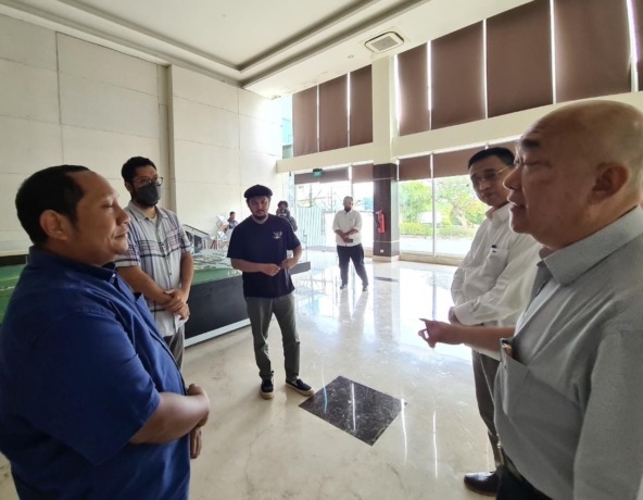 Jajaki Peluang Baru : Perwakilan Aiola Eatry bertemu dengan Presiden Direktur AKR Corporindo, Hariyanto Adikoesomo (kanan) dan Head Of Region II AKR Land, Ronny E Mongkar di kantor JIIPE. (Dok/Radar Gresik)