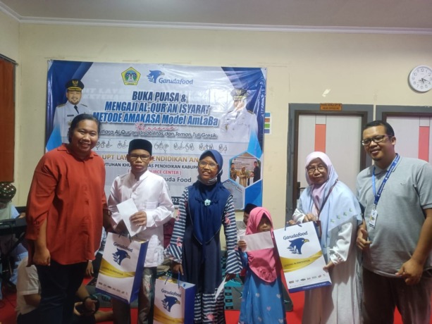 ANTUSIAS: Para anak berkebutuhan khusus binaan Resource Center perkenalkan mengaji Amakasa model AmLaba. (Riri/Radar Gresik)