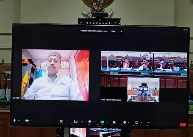 PASRAH: Terdakwa kasus korupsi Rusdiyanto saat menjalani sidang putusan secara online di Rutan Gresik, kemarin. (Ist/Radar Gresik)