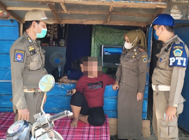 HUMANIS: Sayyidatul Fakhriyah, Kabid Bidang Pembinaan Umum dan Pelindungan Masyarakat Satpol PP saat sedang bertugas. (Dok/Radar Gresik)