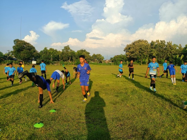 Semangat : Meski puasa,  siswa SSB Jurit FC tetap bersemangat menjalankan latihan rutin. (Riri/Radar Gresik)
