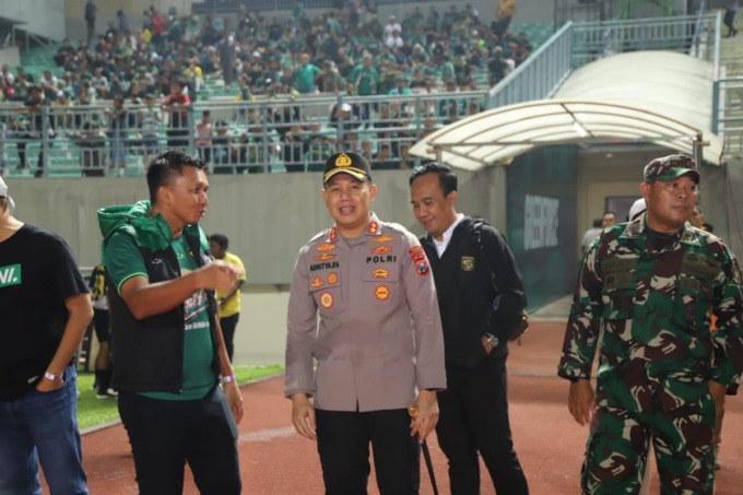 PENGAMANAN : Kapolres Gresik AKBP Aditya Panji Anom, Wakapolres Kompol Erika Purwana Putra dan jajaranya saat melakukan pengamana pertandingan bola antara Persebaya Surabaya VS Dewa United di Gelora Joko Samudro Jalan Veteran, Desa Segoromadu, Kecamatan K