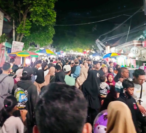 BERZIARAH : Para peziarah saat mengaji, membaca yasin dan tahlil, dan beriktikaf di area Makam Sunan Giri, Kecamatan Kebomas. (Yudhi/Radar Gresik)