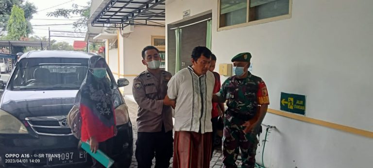 DIOBATI: Babinsa Koramil Benjeng Sertu Untung dibantu tim medis saat membawa Mufti Arifidin penderita ODGJ ke RSJ Menurut Surabaya. (Ist/Radar Gresik)