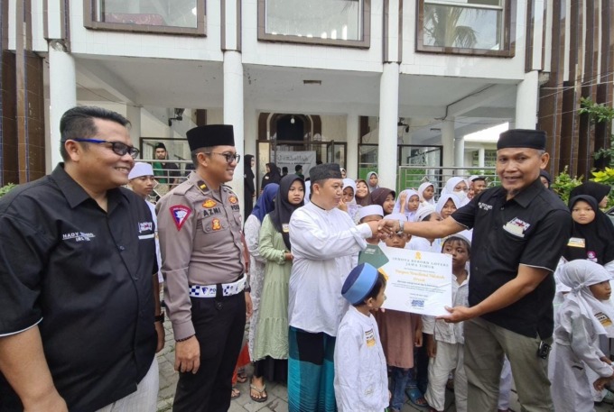 Peduli : Ketua IRL Jatim, Edy Suyanto menyerahkan donasi kepada pengasuh ponpes Roudlotul Hikmah Cerme. (Dok/Radar Gresik)