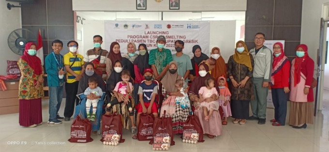 PEDULI: PT Smelting memberikan bantuan kepada para pasien TB yang didampingi oleh Puskesmas Sembayat. (ISTIMEWA/RADAR GRESIK)