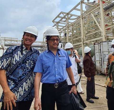 Prioritas : Presiden Direktur PT Freeport Indonesia Tony Wenas (kanan) berbincang dengan Anggota Komisi VII DPR RI Amran Sulaiman diarea pengembangan Smelter di area PT Smelting Gresik. (Dok/Radar Gresik)