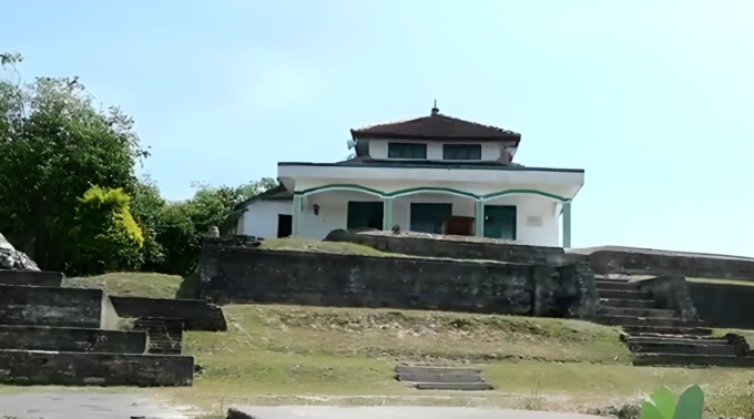 Giri Kedaton awalnya merupakan pesantren yang berlokasi di atas Gunung Giri di Kecamatan Kebomas.  (Ist/Radar Gresik)