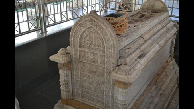 WALI SONGO: Makam Syekh Maulana Malik Ibrahim di  Desa Gapuro Sukolilo menjadi salah satu wisata religi yang selama ramai dikunjungi. (Dok/Radar Gresik)