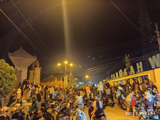 RITUKAN: Ratusan warga Ujungpangkah saat mengikuti tradisi Ritukan atau membangunkan sahur tiap akhir Ramadan. (Ist/Radar Gresik)