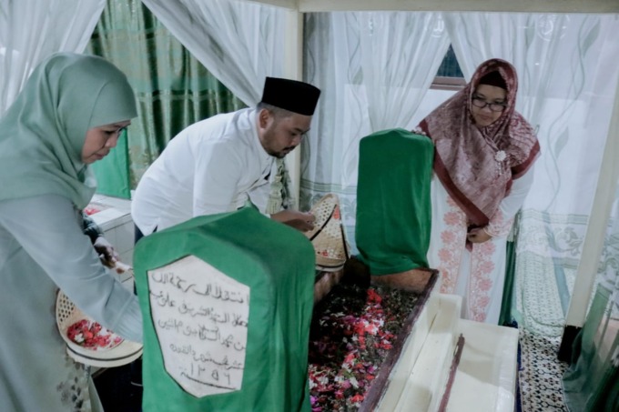 JADI JUJUKAN PEJABAT: Gubernur Jawa Timur Khofifah Indar Parawansa,  Bupati Gresik Fandi Akhmad Yani dan Wabup Gresik Aminatun Habibah saat berziarah ke  Makam Habib Abu Bakar Assegaf. (Dok/Radar Gresik)