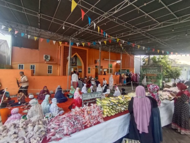 SELALU RAMAI: Program Pasar Bahagia Masjid Al Ikhlas Swan Park bertujuan memakmurkan masjid mulai mengajak jamaah salat Subuh berjamaah.  (ISTIMEWA/RADAR GRESIK)