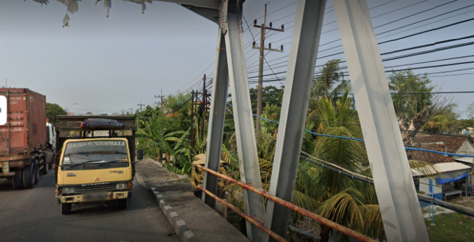 BERBAHAYA: Jembatan Manyar Gresik bergoyang saat dilewati kendaraan bertonase besar. (Riri/Radar Gresik)