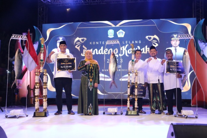 PARA JUARA: Dalam lelang bandeng kawak kali ini terpilih tiga juara. Juara I Bandeng 11,5 kg milik Syaifullah Mahdi dari Desa Pangkahwetan, Kecamatan Ujungpangkah. Juara II Bandeng 11 kg milih Askin dari Desa Pangkahwetan, Kecamatan Ujungpangkah. Dan juar