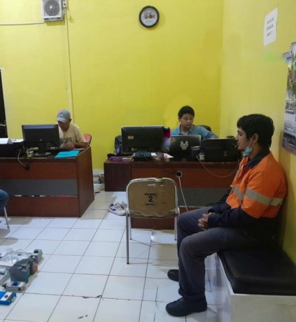 PENYESALAN : Karyawan Wilmar, Syifa Ussholihin (kanan) tertunduk lesu saat di BAP oleh penyidik kepolisian karena tertangkap mencuri komponen mesin perusahaan. (Ist/Radar Gresik)
