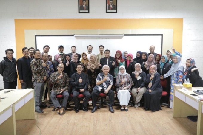 SAYA UISI : Para Civitas Akademika Universitas Internasional semen Indonesia (UISI) (Ist/Radar Gresik)