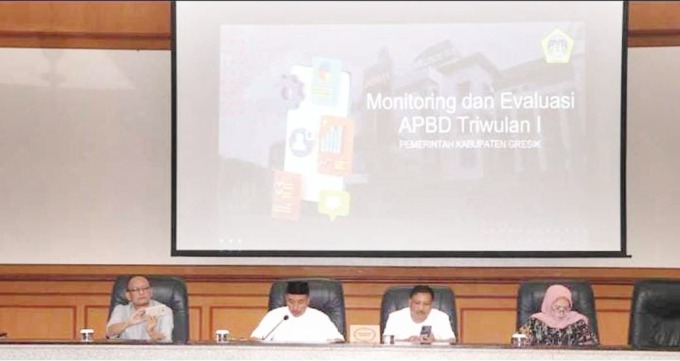 EVALUASI: Banggar DPRD Gresik menggelar evaluasi triwulan pertama bersama Tim-Ang Pemkab Gresik. (Dok/Radar Gresik)