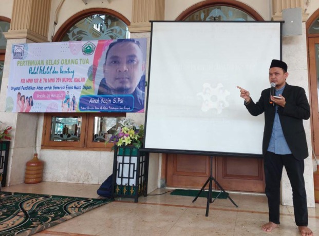 KHIDMAT: Ustadz Ainul Yaqin memberikan materi dalam seminar parenting di TK Muslimat NU 254 Nurul Ishlah. (Riri/Radar Gresik)