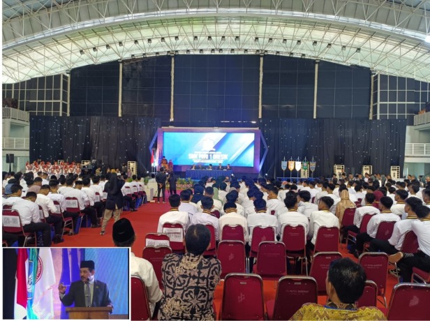 LANCAR: Sebanyak 682 siswa SMK PGRI 1 Gresik melangsungkan prosesi wisuda di gedung WEP. Insert Foto : KHIDMAT: Kepala SMK PGRI 1 Gresik Drs. Arif Susanto M.Pd memberikan sambutan dan pesan kepada wisudawan. (Riri/Radar Gresik)