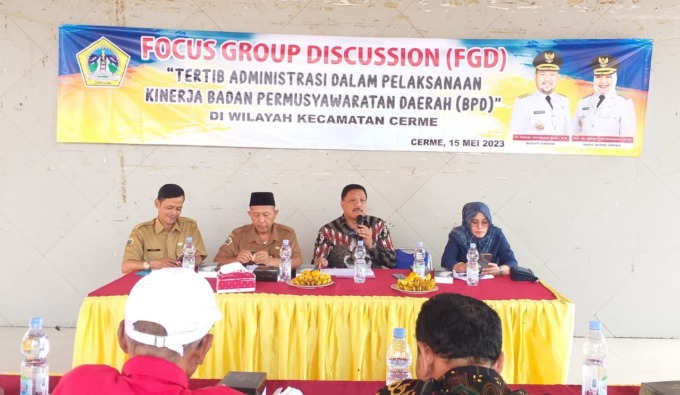 FGD: Wakil Ketua DPRD Gresik Mujid Riduan dan Anggota Komisi I Hudaifah saat menjadi narasumber FGD di Kecamatan Cerme. (Rofiq/Radar Gresik)