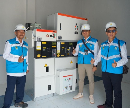 Dukung Ekonomi Daerah : Manager PLN UP3 Gresik, Bustani Hadi Wijaya (tengah) secara simbolis menyalakan listrik pelanggan baru PT. Rajawali Penta Nusantara Gresik. (Ist/Radar Gresik)